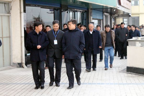 泰安市市委、政法委郭德文书记，副市长、公安局局长鞠向群局长和有关市领导来松园所检查指导工作