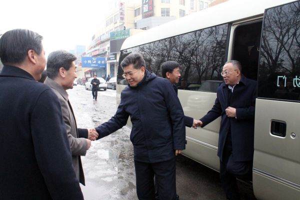 泰安市市委、政法委郭德文书记，副市长、公安局局长鞠向群局长和有关市领导来松园所检查指导工作