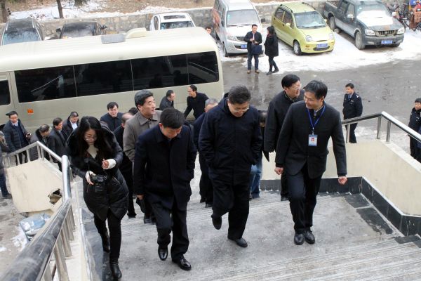 泰安市市委、政法委郭德文书记，副市长、公安局局长鞠向群局长和有关市领导来松园所检查指导工作