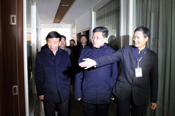 泰安市市委、政法委郭德文书记，副市长、公安局局长鞠向群局长和有关市领导来松园所检查指导工作